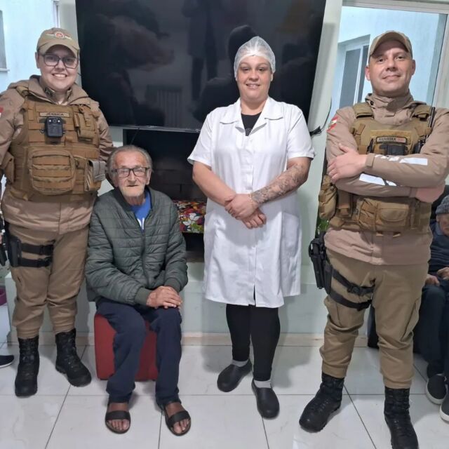 Operação Virtude:  policiais militares estiveram dia 25 na Casa Lar São José, em Caçador, compartilhando momentos de afeto e dignidade!  Conversaram, ouviram histórias e reforçaram a importância de prevenir a violência contra os idosos. Afinal, eles merecem todo o respeito e proteção! 💙 #PolíciaMilitar #Caçador #OperaçãoVirtude #Prevenção #PMSC