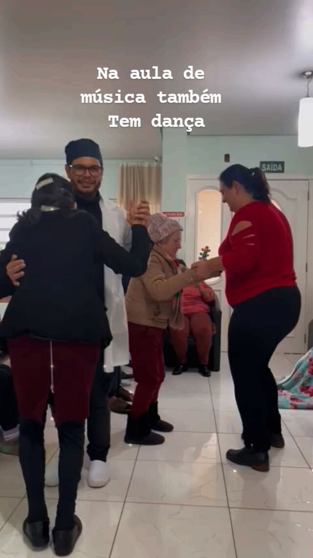 Nem sempre a felicidade é palpável e é preciso possibilitar que ela possa chegar e adentrar nossa casa, nossa vida. 
São esses momentos de alegria que nos enchem de satisfação.