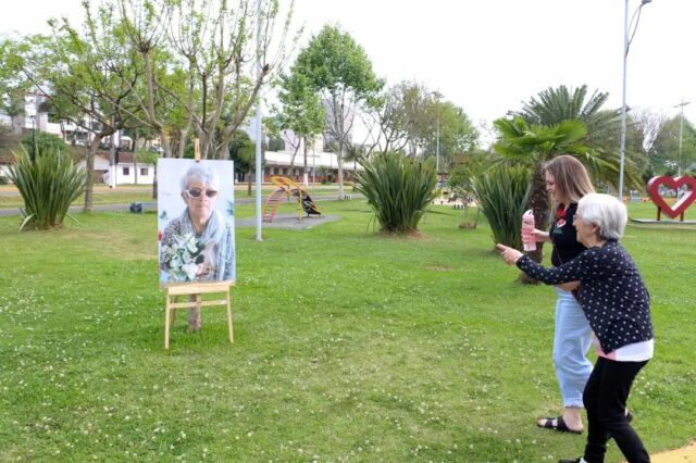 A beleza da fotografia está em revelar detalhes que nossos olhos muitas vezes deixam escapar.
Maria Onira se reconhecendo nesse belo registro.
